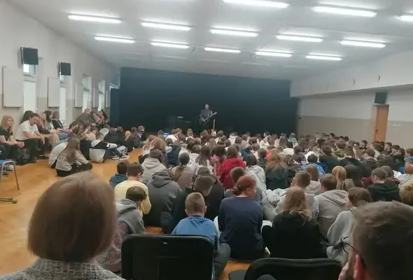 Jaktorów: warsztaty „Dbajmy o siebie” z Krzysztofem Niedźwieckim dla młodzieży