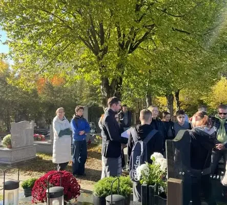 Uczniowie z Adamowizny sprzątają groby samotnych zmarłych