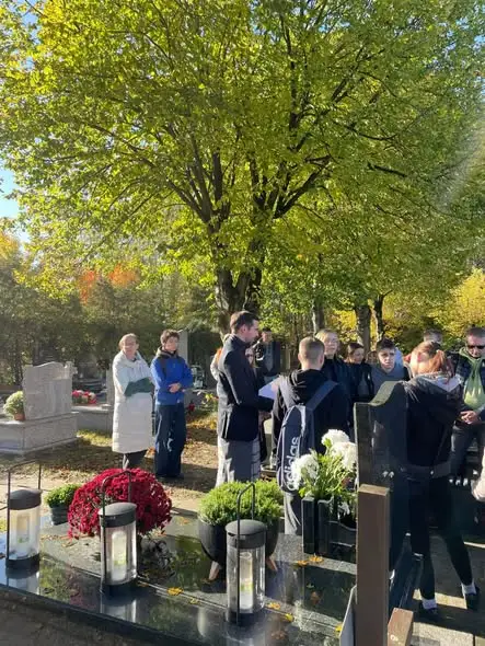 Uczniowie z Adamowizny sprzątają groby samotnych zmarłych